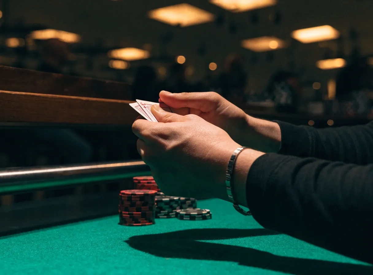 Detale sali gier z bębnami i kartami na aksamicie
