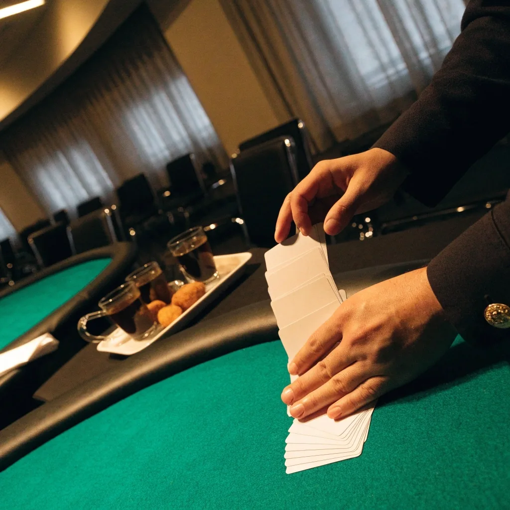 Strefa lounge z poczęstunkiem obok sali pokerowej